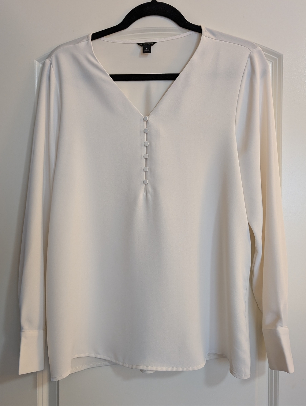 Ann Taylor Ivory V-Neck Button-Front Blouse Size Medium